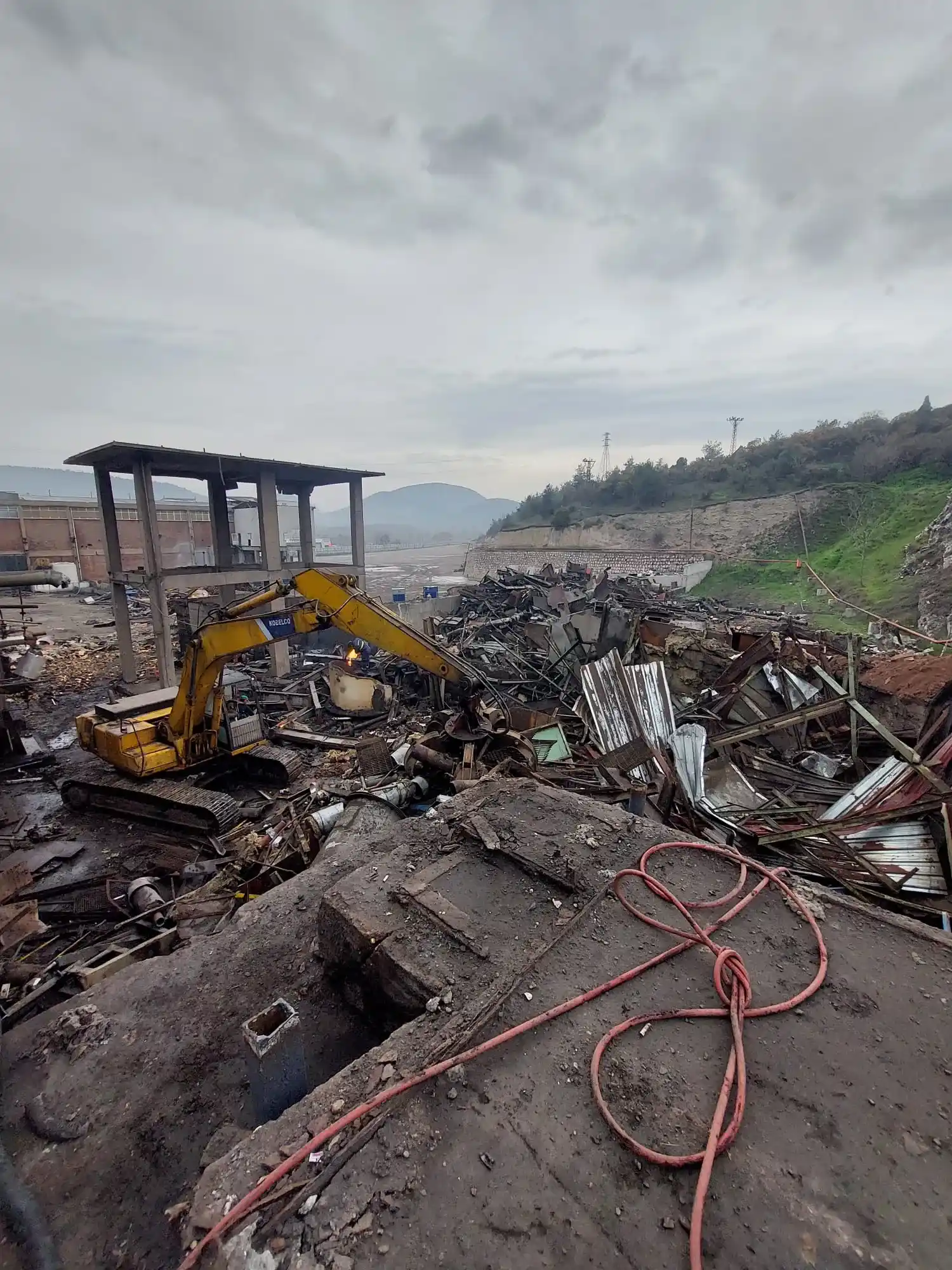 Ardasan saha görseli 2 — fabrika yıkımı, hurda ve hafriyat çalışması