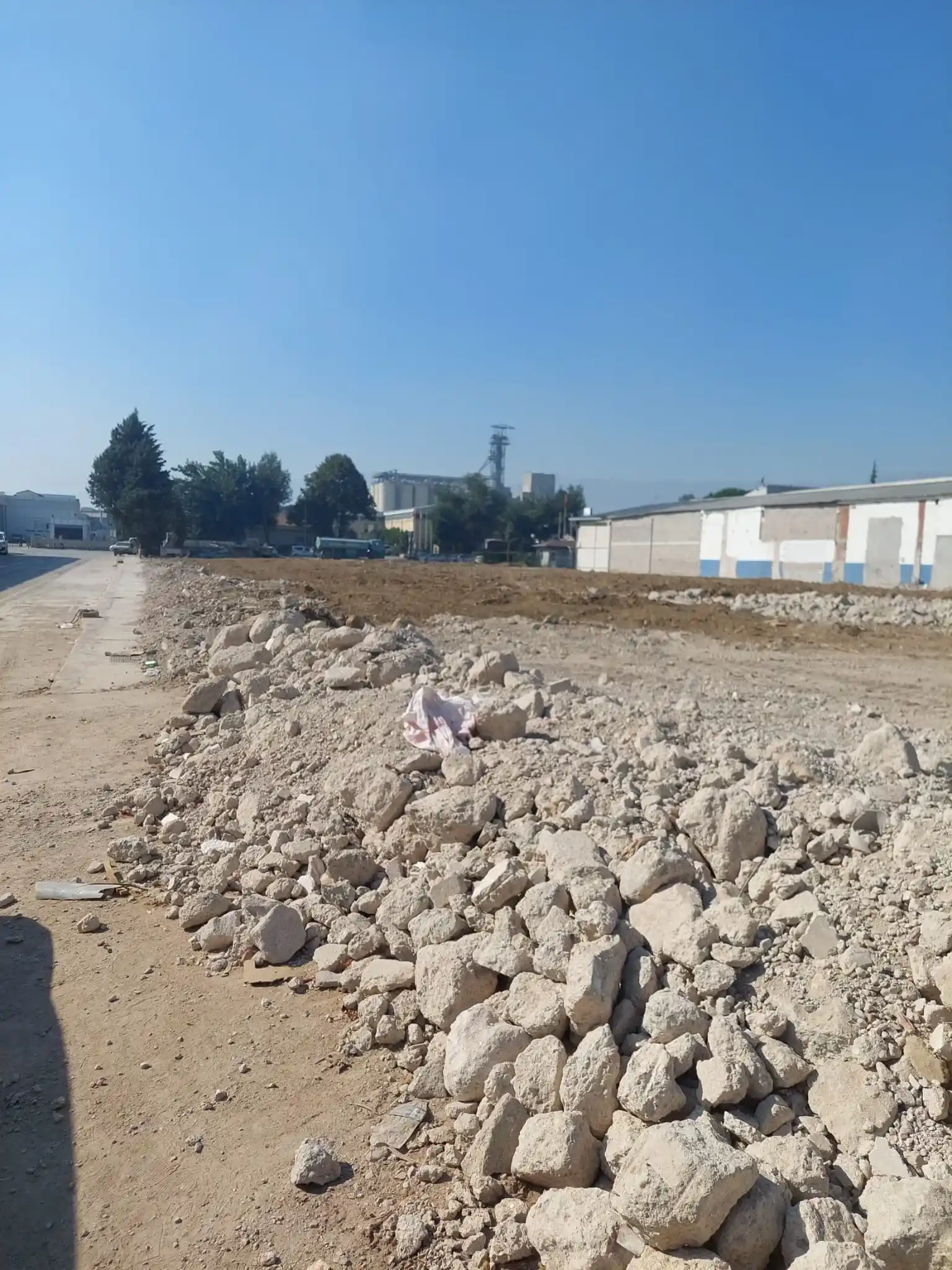 Ardasan saha görseli 18 — fabrika yıkımı, hurda ve hafriyat çalışması
